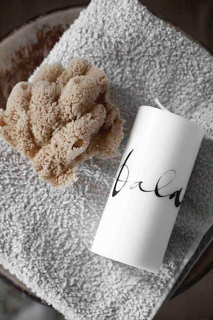 Säulenkerze weiß, 7 x 15 cm | Dekor "Balance"