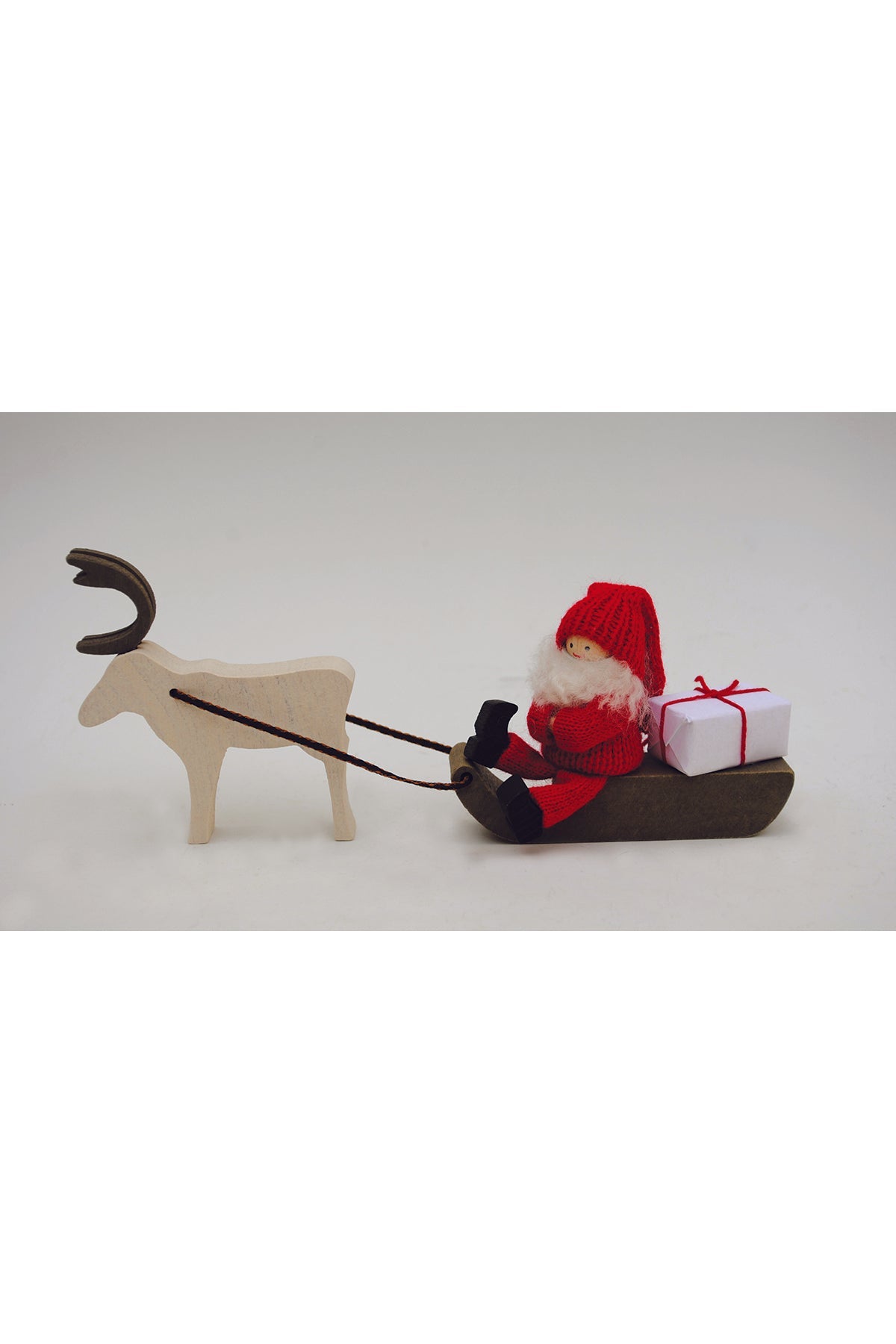 Weihnachtsjunge mit Rentier & Schlitten