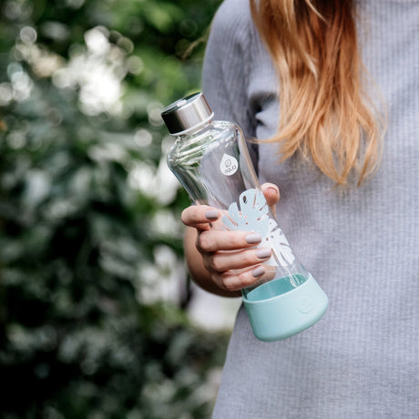 equa Squeeze Trinkflasche aus Glas I Monstera commercial equa 